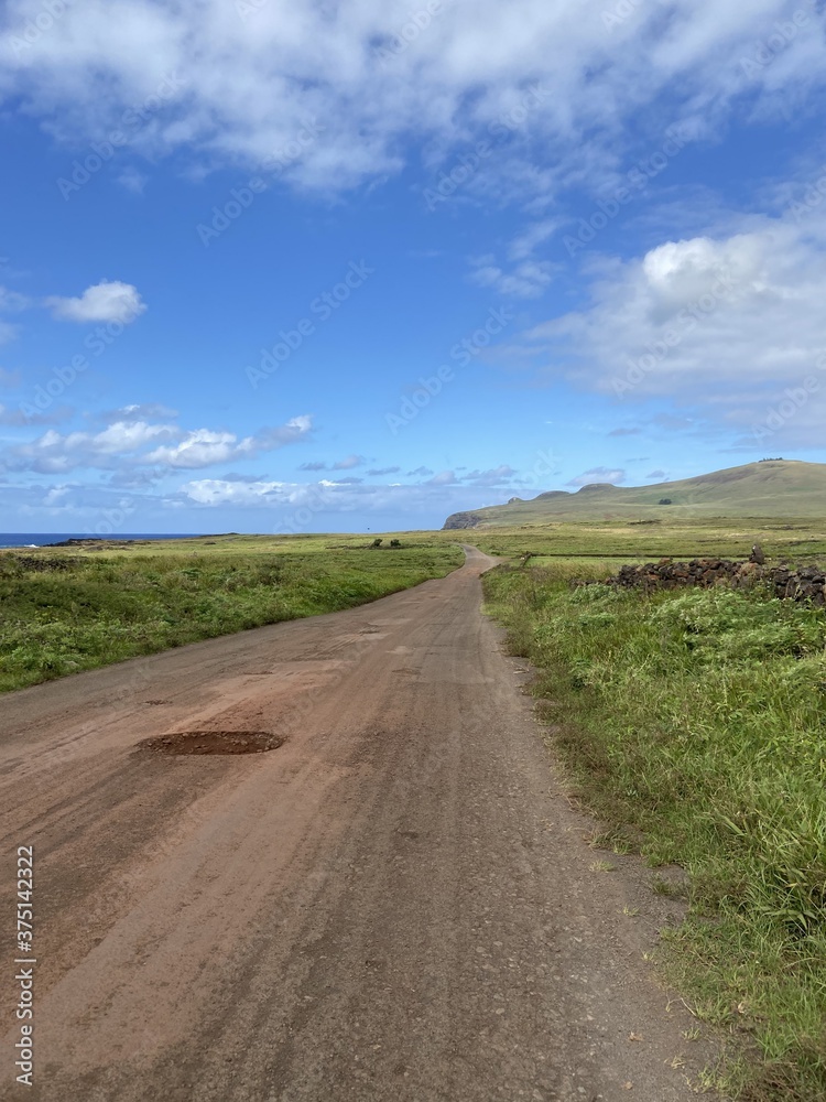Nid de poule sur une route à l'île de Pâques