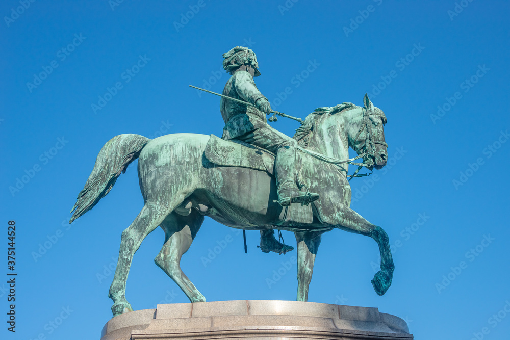 Obraz premium Statue and monument of Austro Hungarian Empire King and Emperor Franz Joseph riding a horse, at Joseph square near Hofburg Palace, Vienna, Austria, details