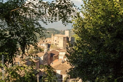 L'antico borgo di San Vito Romano incorniciato dagli alberi photo