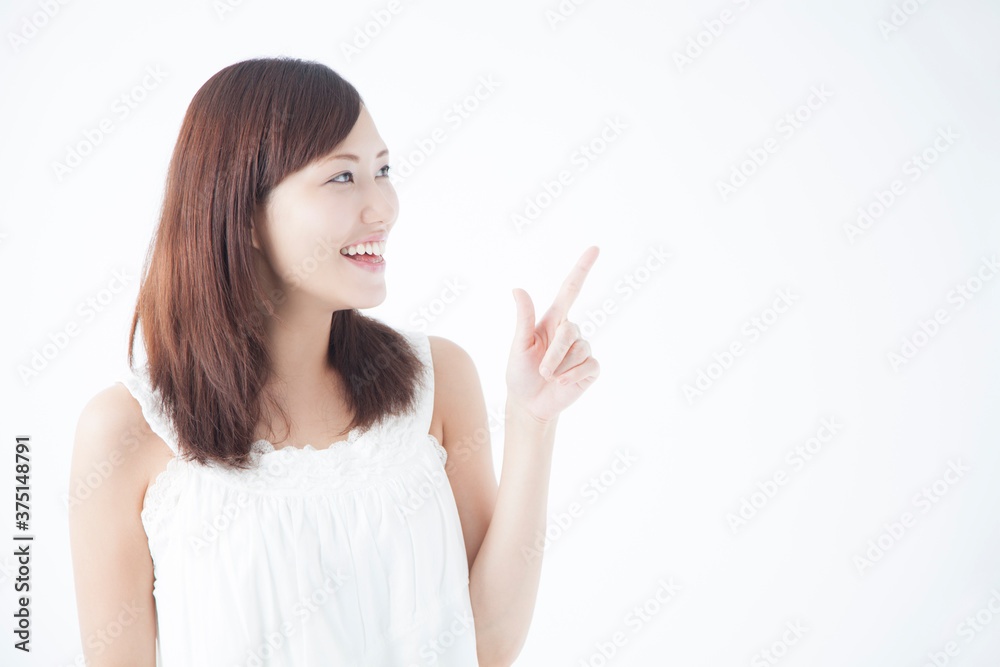 指差しをする女性