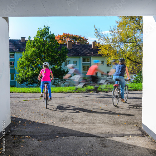 Unübersichtliche Kreuzung zweier Radwege photo