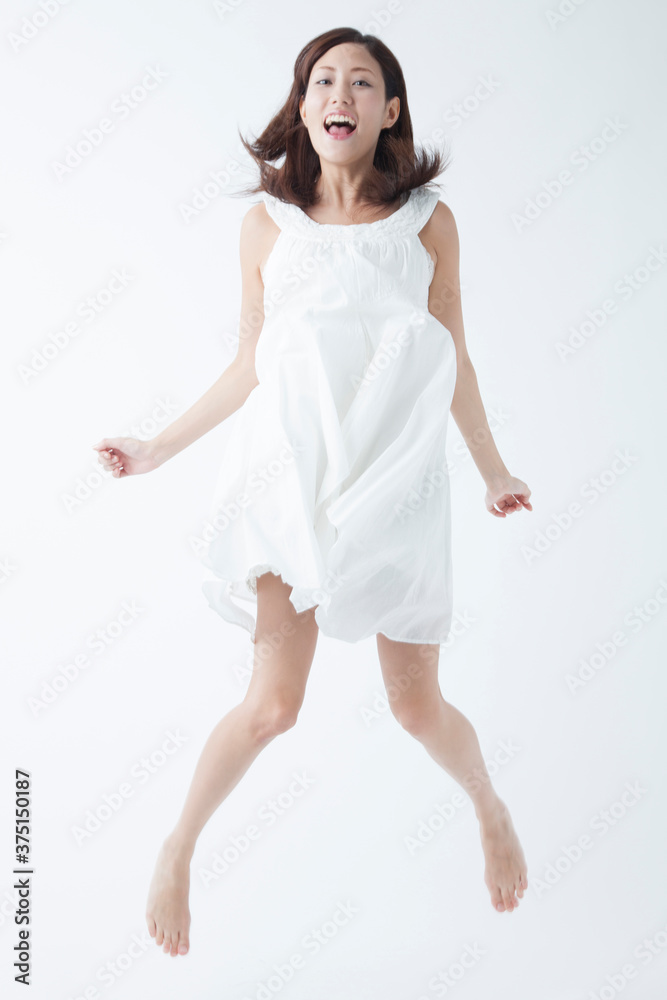 ジャンプする女性