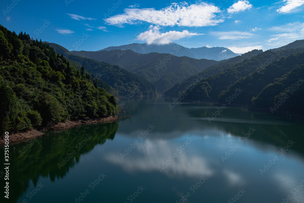 森の湖畔