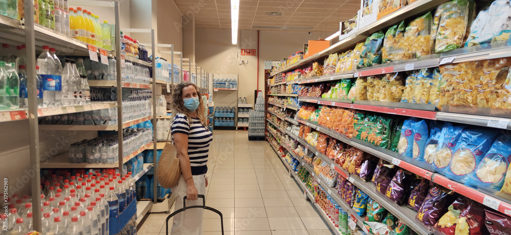 woman with mask in the supermarket