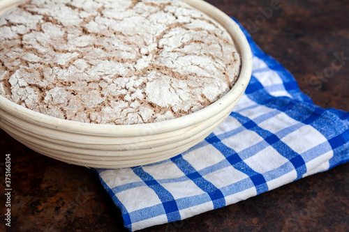 Aufgehender Sauerteig in einer Brotform photo