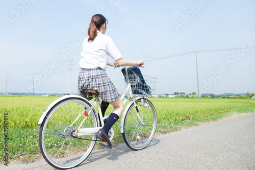 自転車通学する女子高校生