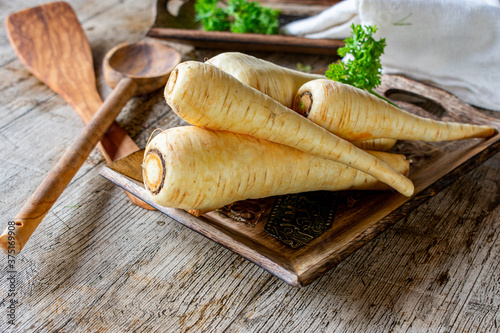 Obraz na plátně fresh and raw parsnips on wooden table