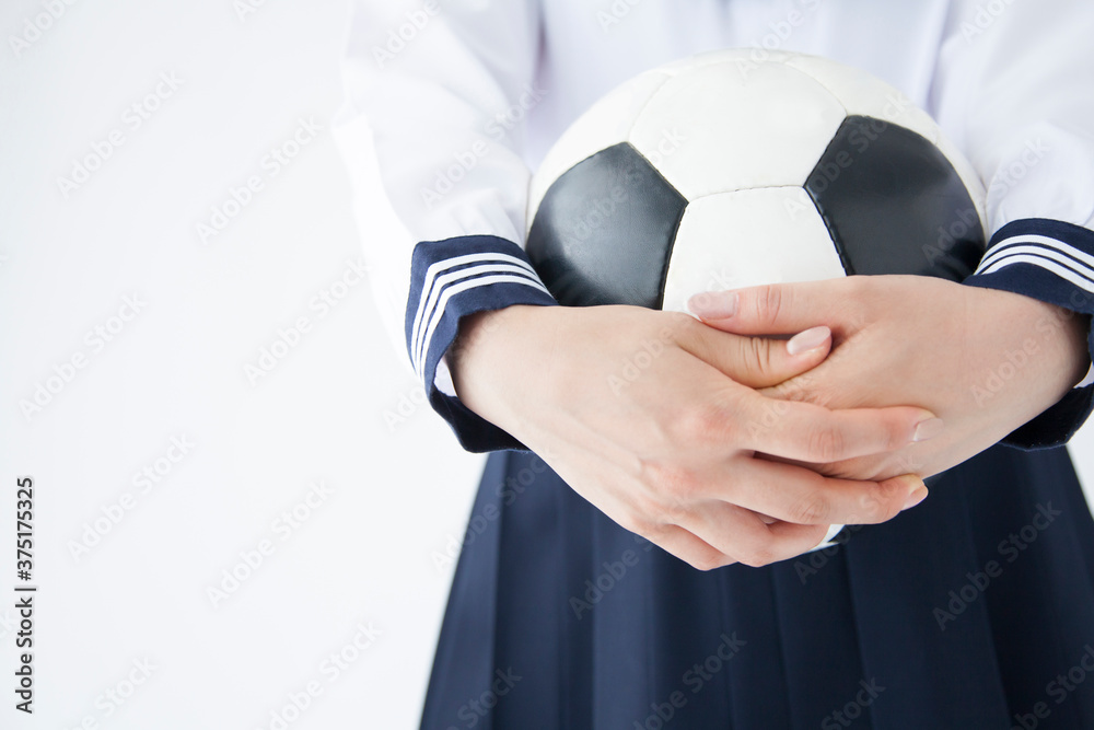 サッカーボールを持つ女子中学生