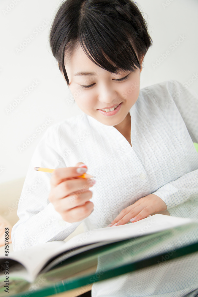 部屋で勉強する女の子 部屋で勉強する女の子