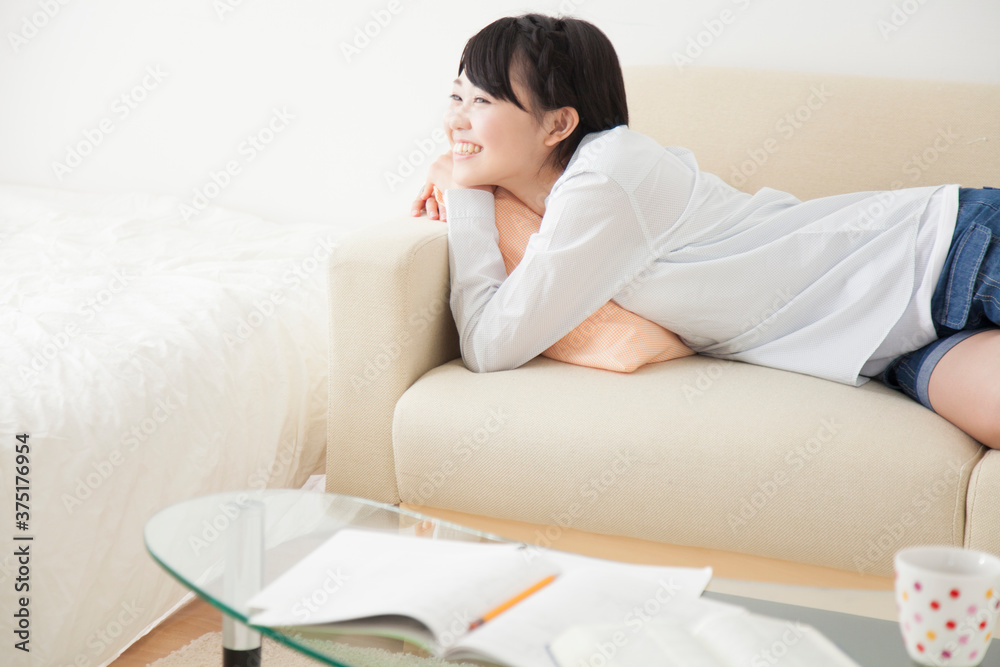 ソファに寝転ぶ女の子 ソファに寝転ぶ女の子