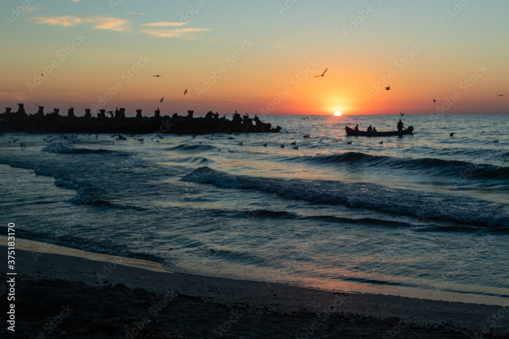 Obraz premium sunrise over the sea, morning colors