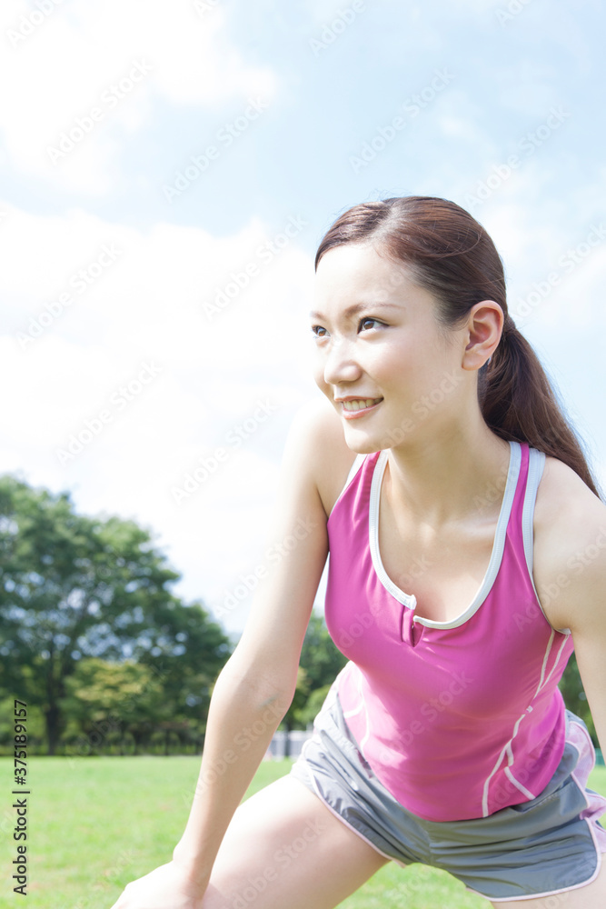 Fototapeta premium ストレッチをする女性