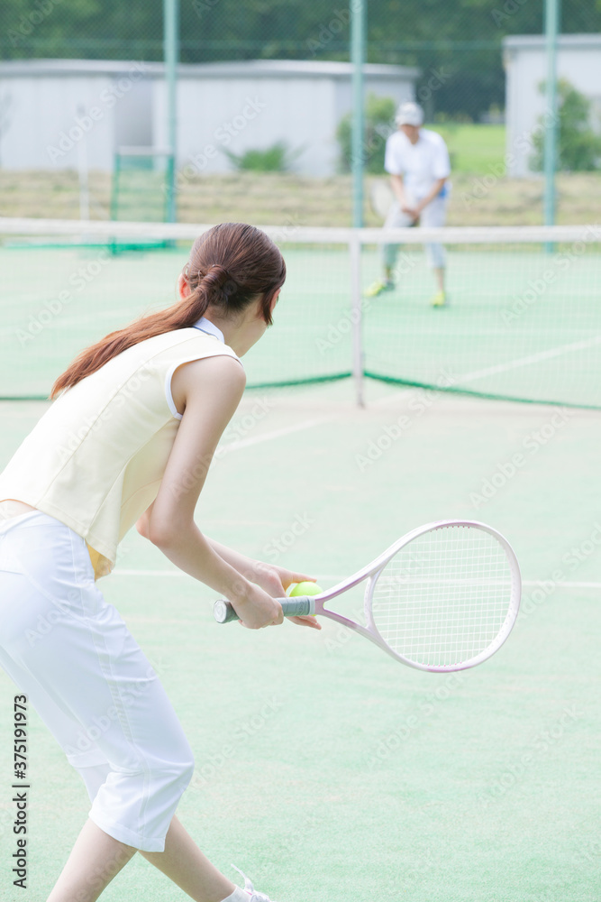 テニスをする女性