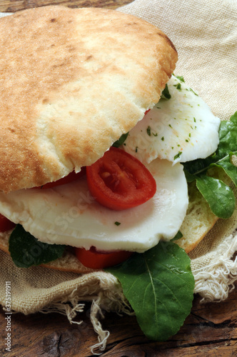 Puccia pugliese con mozzarella e rucola ft0208_9890 Cucina Puglia Italia photo