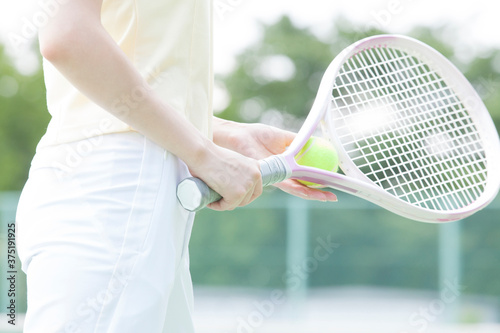 テニスをする女性の手元