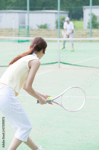 テニスをする女性 © Paylessimages