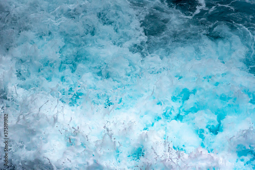 伊豆の海で青い波しぶき
