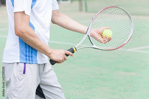 テニスをする男性 © Paylessimages