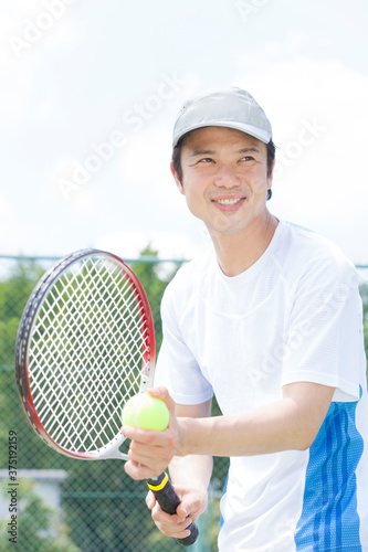 テニスをする男性 © Paylessimages