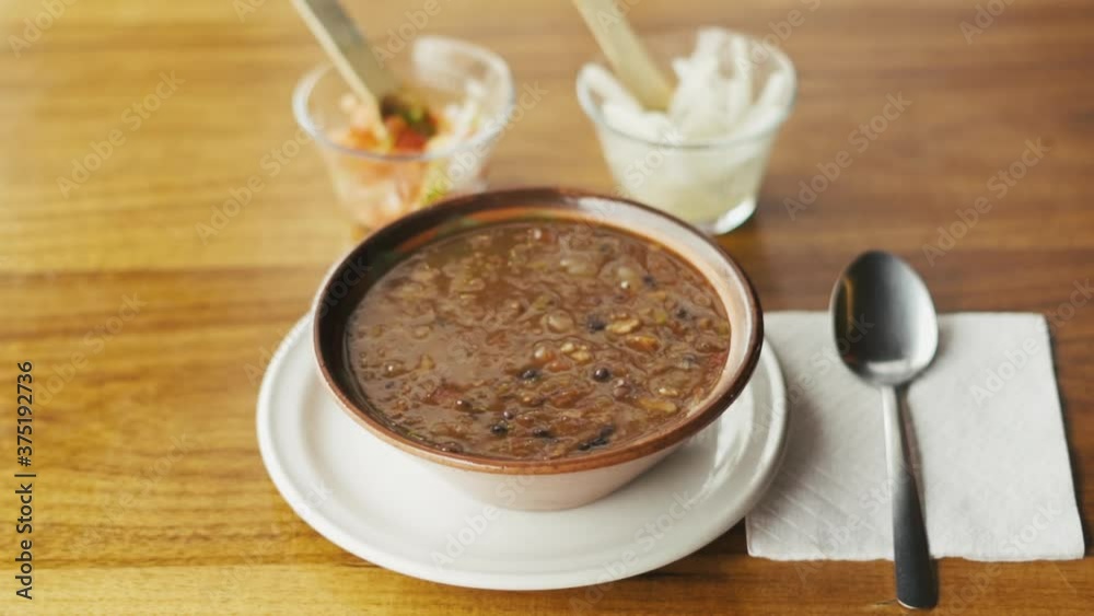 Plato de Frijoles Charros con salsas Plato de Frijoles Charros con salsas
