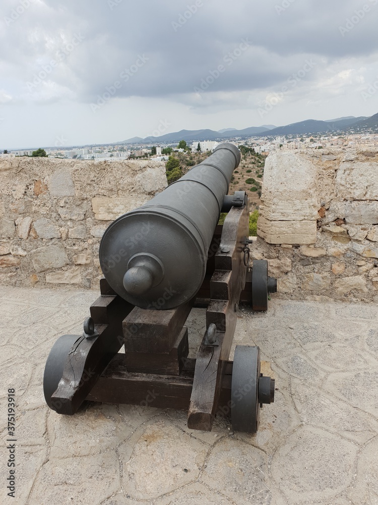 canon on the walls of Ibiza city Kanone auf den Wällen von Ibiza Stadt