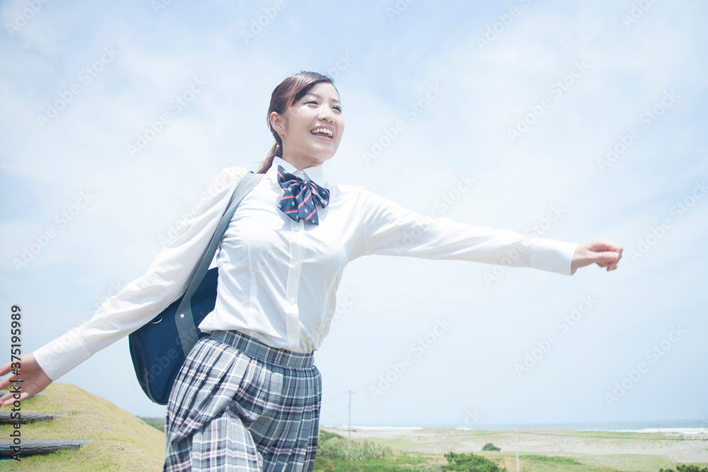 笑顔で走る女子高校生 笑顔で走る女子高校生