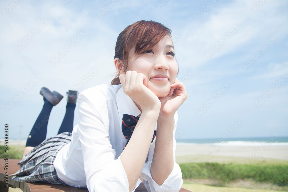寝そべる女子高校生 寝そべる女子高校生