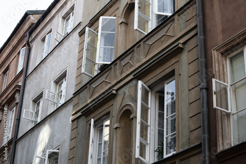 Okna kamienicy w Warszawie