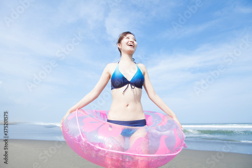 浮き輪と水着女性