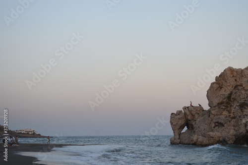 Foto Roca gigante en el mar