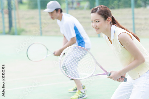 テニスをする男女 © Paylessimages
