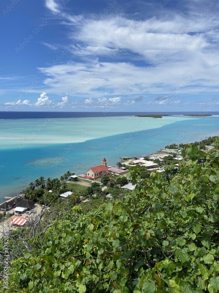 Lagon et village de Maupiti, Polynésie française	