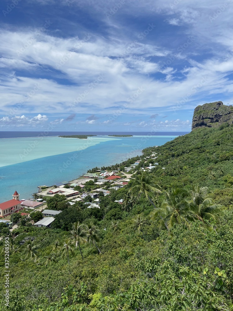 Lagon et village de Maupiti, Polynésie française	