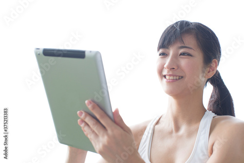 タブレットPCを見る女性