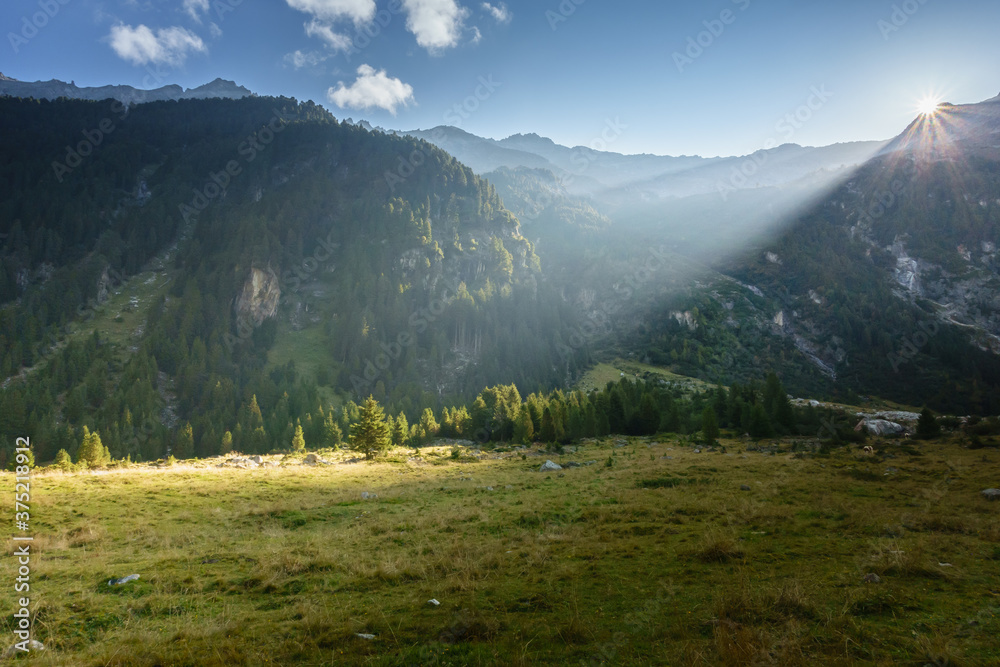 Morgenlicht über den herbstlichen Bergen in Tirol