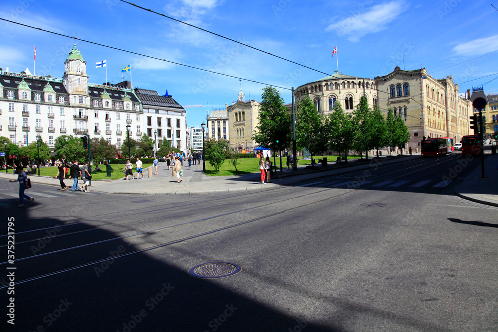 Links das  Grand Hotel und rechts das Parlamentsgebäude in Oslo. Oslo, Norwegen, Europa