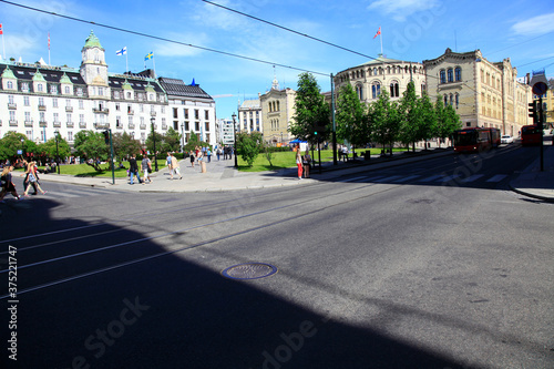 Links das Grand Hotel und rechts das Parlamentsgebäude in Oslo. Oslo, Norwegen, Europa