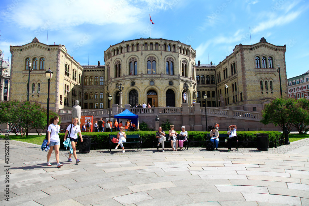 Obraz premium Das Parlamentsgebäude in Oslo. Oslo, Norwegen, Europa