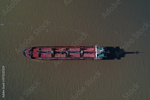 Barco tomado desde arriba sobre el Rio Parana