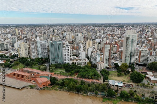 Toma con Drone con vista al Parque España en la ciudad de Rosario