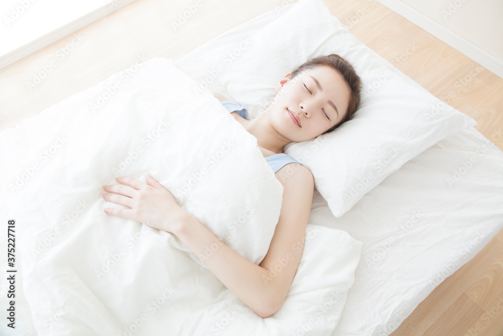 ベッドで眠る女性 ベッドで眠る女性
