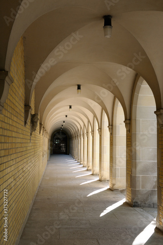 A long portico of arches at the University of Toronto Art Center © Reimar