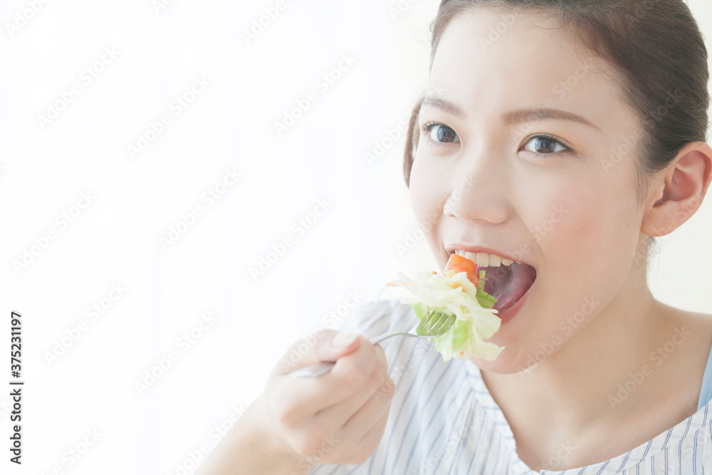 サラダを食べる女性