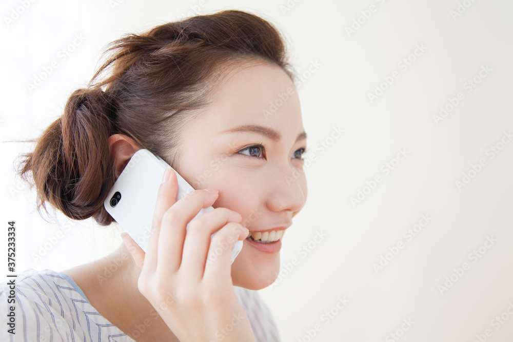 電話する女性 電話する女性