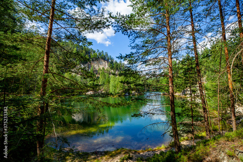 Jezioro woda las drzewa czechy skalne miasto adrspach