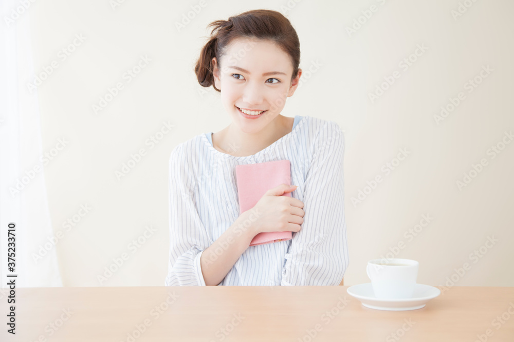 本を持つ女性
