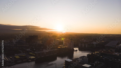 couché de soleil au dessus de Dublin, prise de vue aérienne