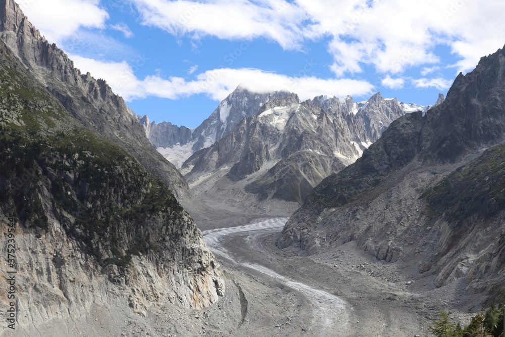 La mer de glace en été, glacier sur le massif du Mont Blanc dans les Alpes, ville de Chamonix, département de Haute Savoie, France