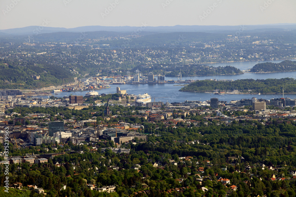 Blick vom Holmenkollen auf Oslo und die Hafenanlage. Oslo, Europa 