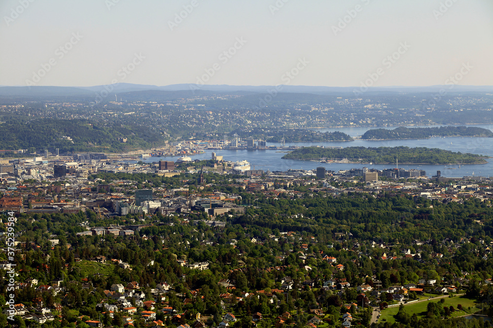 Blick vom Holmenkollen auf Oslo und die Hafenanlage. Oslo, Europa 